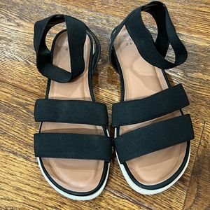 Black cute sandals. Elastic material.